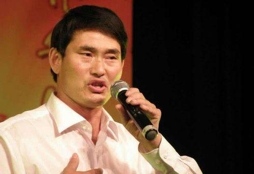大衣哥吃哈密瓜,甜蜜滋味传递幸福时光